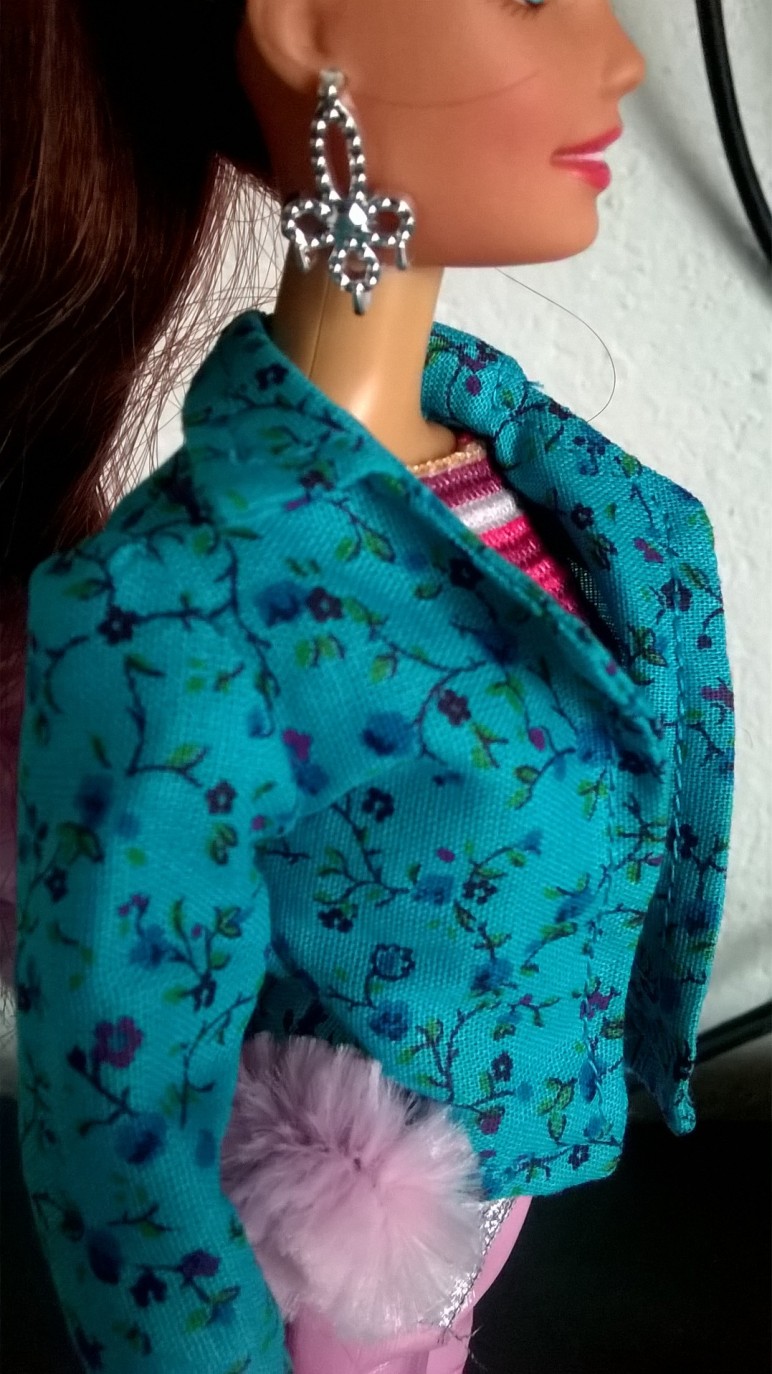 Fazendo um casaquinho para a boneca Barbie-Parte 2-Corte e costura